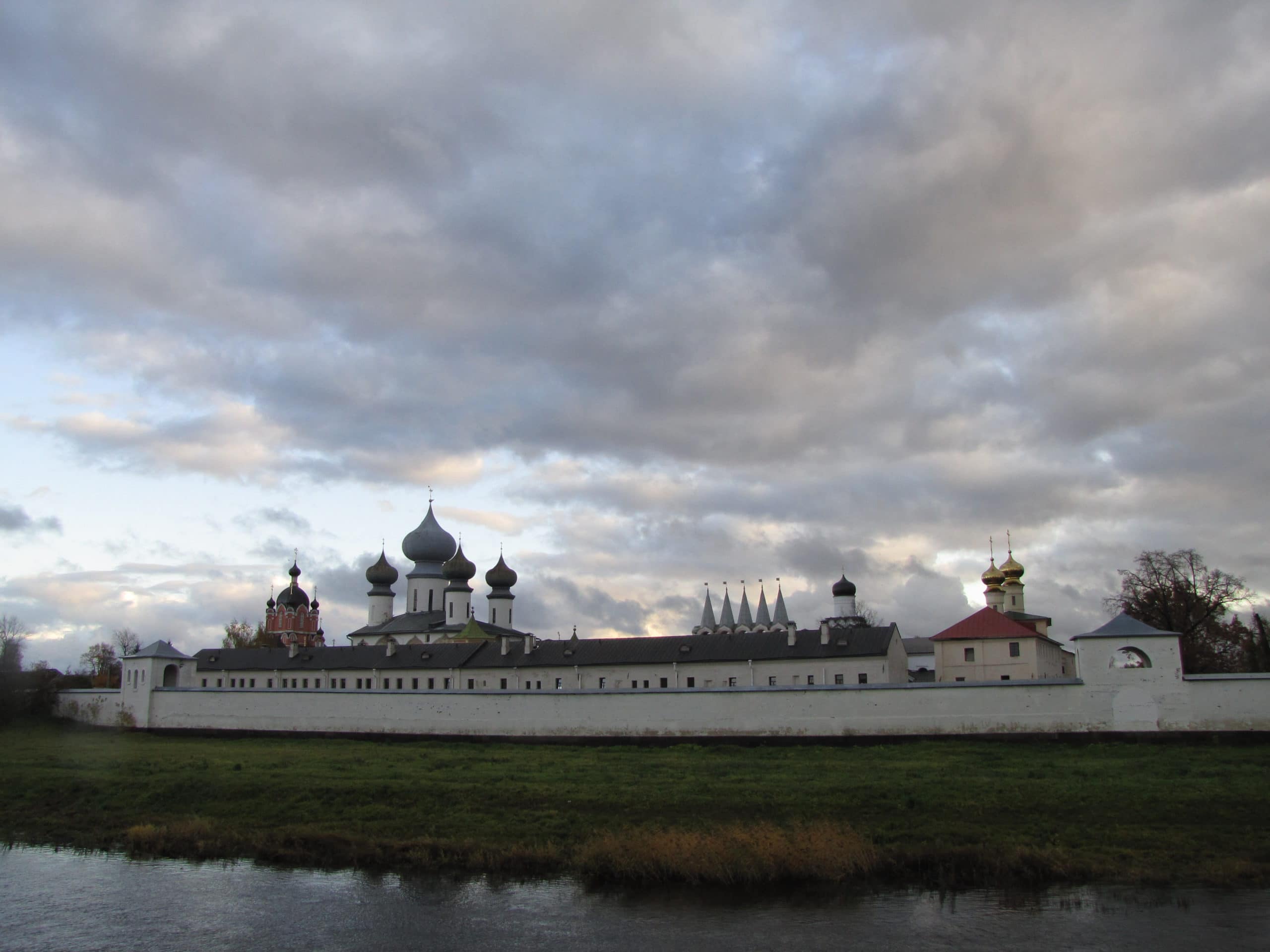 Тихвинский Успенский монастырь затопленный