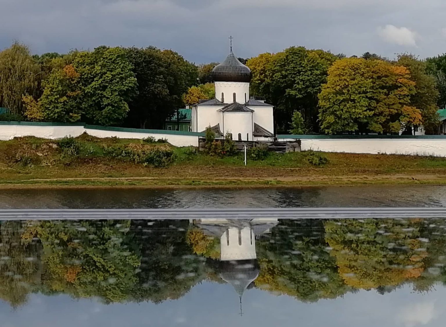 Территория Мирожского монастыря